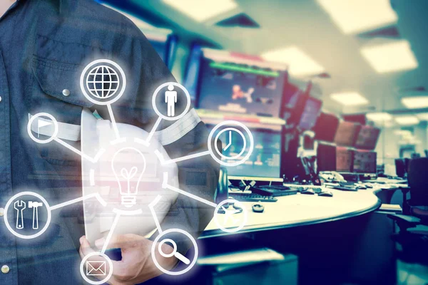 Mühendis veya teknisyen adamın iş ismailoğlu ile çift pozlama