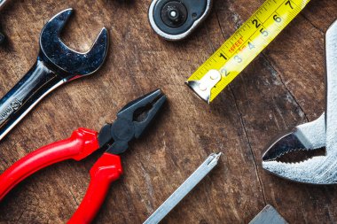 İngiliz anahtarı, çekiç, PLI olarak ahşap tahta üzerinde inşaat araçlar kümesi