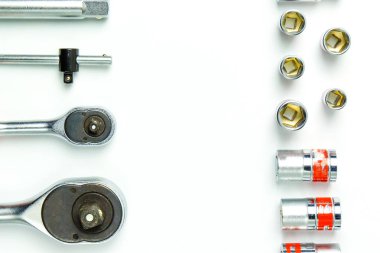 Mekanik araçlar için beyaz arka plan üzerinde alyan somun anahtarı