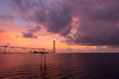 Zehirli gaz ve yayın yazarken yığını ve flare köprü flare