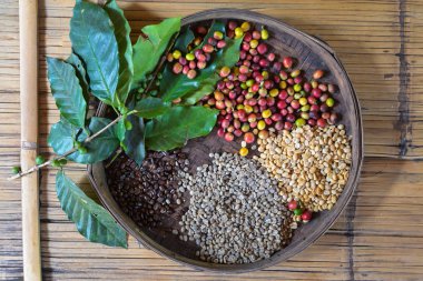 Olgun kahve yapraklı sepet.