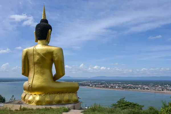 Mekong Riv ile Phu Salao Tapınağı 'nın büyük altın Buda heykeli.