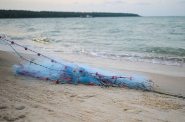 Plajda üzerinde B harfi olan mavi balıkçı ağlarının yakın görüntüsü.