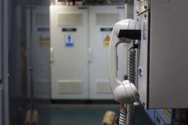 Müşteri hizmetleri veya acil iletişim konsepti fabrikasındaki sanayi merkezini izlemek için iletişim kontrol odası çağrı sistemi.