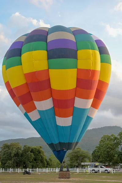Coroful Hot Air Ballon Flyver Himlen Med Skyer Bjergbaggrund - Stock-foto