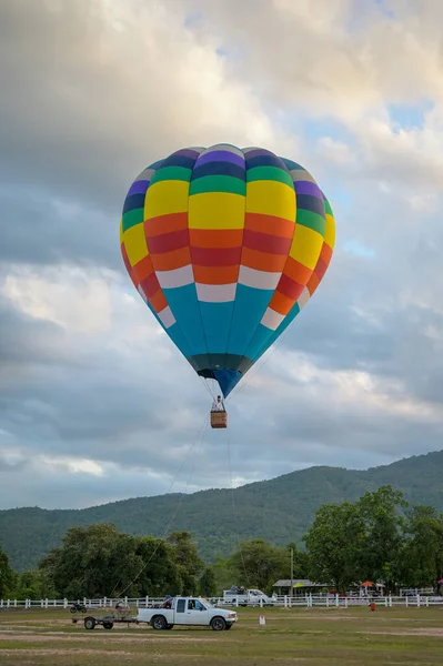 Coroful Hot Air Ballon Volando Cielo Con Nubes Fondo Montaña —  Fotos de Stock