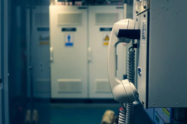 Müşteri hizmetleri veya acil iletişim konsepti fabrikasındaki sanayi merkezini izlemek için iletişim kontrol odası çağrı sistemi.