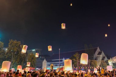 Chiang Mai, Tayland - 11 Kasım 2019, Yi Peng festivali ve Loy Krathong günü. Chiang Mai, Tayland.