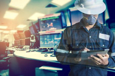 Maske takan bir adam iki kez görülmüş. N95 tablet kullanmış. Coronavirus covid-19 model bilgisayar ekranı kullanmış. Virüsün ve tıbbın yayılması kavramı.