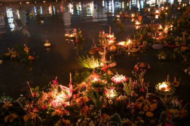 Tayland 'daki Loy Krathong festivalinde Krathong grubu kanala girdi..