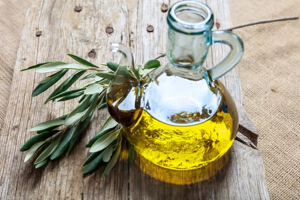 Flasche Olivenöl auf einem Tisch — Stockfoto