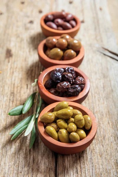 Mängd oliver i skålar — Stockfoto