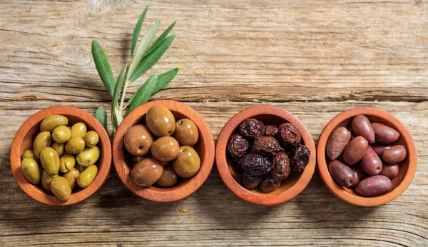 Mängd oliver i skålar — Stockfoto