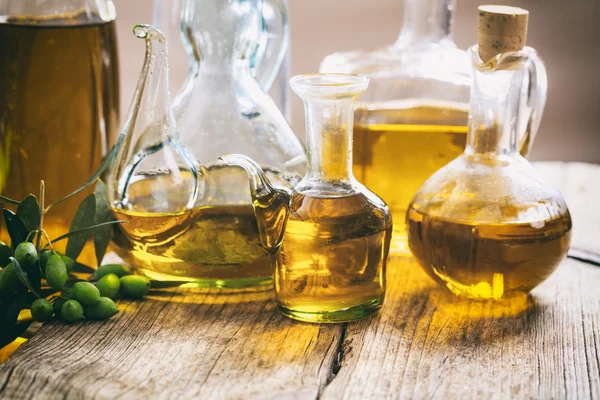 Flaschen Olivenöl auf einem Tisch — Stockfoto