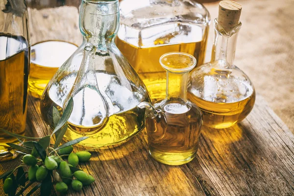 Бутылки оливкового масла на столе — стоковое фото