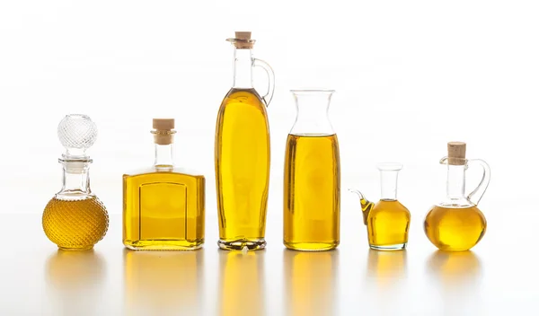 Set di bottiglie con olio d'oliva su fondo bianco — Foto Stock