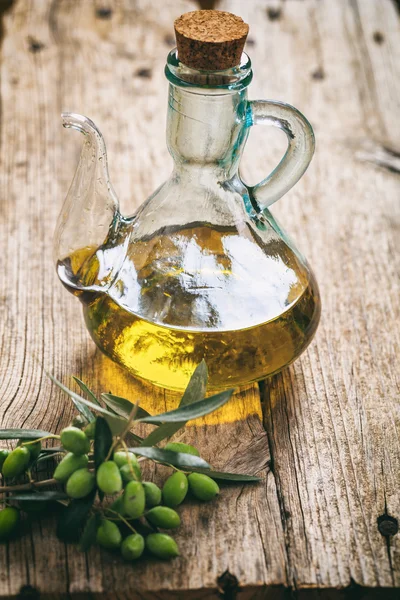 Бутылка оливкового масла на столе — стоковое фото