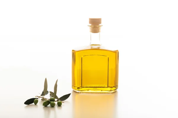 Olivenöl in einer Flasche auf weißem Hintergrund — Stockfoto