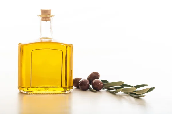 Olivenöl in einer Flasche auf weißem Hintergrund — Stockfoto