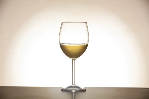 Стакан вина на градиентном фоне — стоковое фото