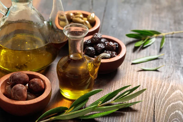 Оливки та оливкова олія на столі — стокове фото