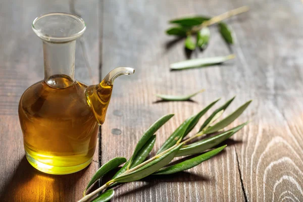Olive e olio d'oliva su un tavolo — Foto Stock