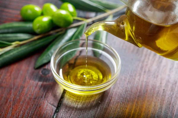 Olio d'oliva e ramoscello d'oliva — Foto Stock