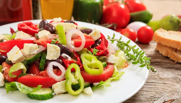 Griechischer Salat auf Holzgrund — Stockfoto