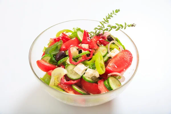 Griechischer Salat auf weißem Hintergrund — Stockfoto