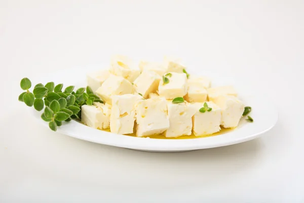 Bucăți de brânză Feta pe fundal alb — Fotografie, imagine de stoc