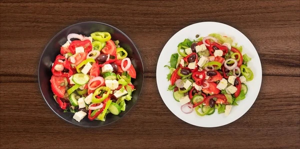 Griechischer Salat auf Holzgrund — Stockfoto