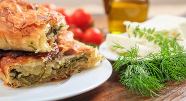 Bir tablo üzerinde ıspanak pasta adet