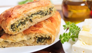 Bir tablo üzerinde ıspanak pasta adet