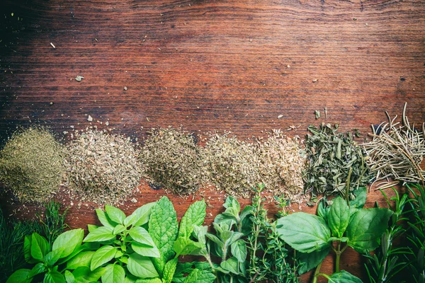 Herbes sur une surface en bois — Photo