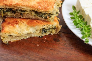 Bir tablo üzerinde ıspanak pasta adet