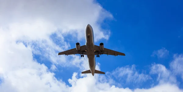 Vliegtuig in een blauwe hemel — Stockfoto