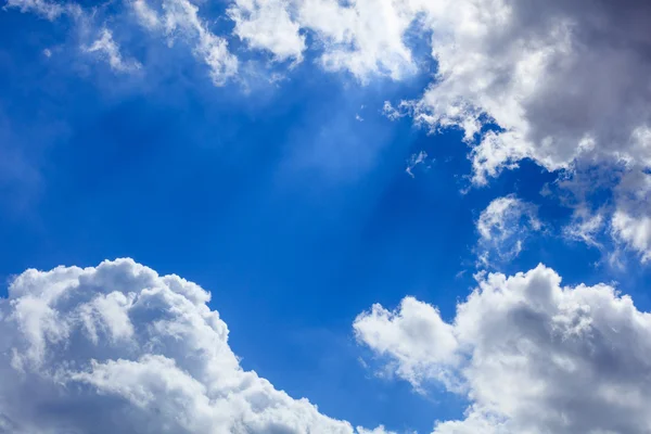 Algunas nubes en un cielo azul — Foto de Stock