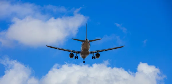 青い空に飛行機 — ストック写真