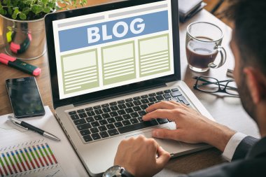 Bir laptop - blog üstünde belgili tanımlık perde çalışan adam