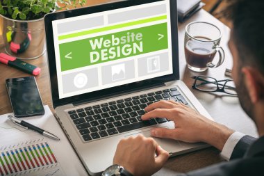 Bir laptop - web tasarım ekranda çalışan adam