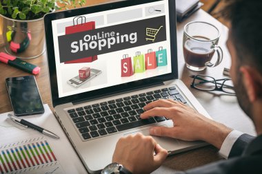 Alışveriş online ekran üzerinde bir laptop - çalışan adam