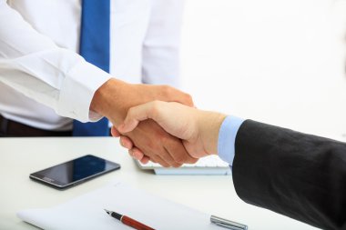 İş tokalaşmasını kapat