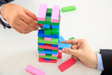 Tahta bloklar oyunu oynarken işadamları 