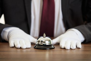 Uşak hizmeti çanı ahşap bir masa üzerine