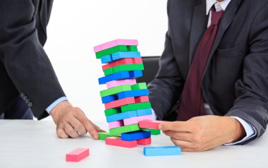 Tahta bloklar oyunu oynarken işadamları