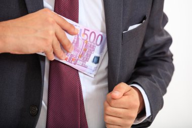 Onun takım elbiseli para koyarak işadamı