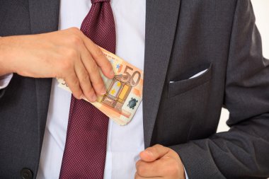 Onun takım elbiseli para koyarak işadamı