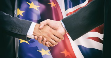 Karşılıklı AB - Uk üzerinde arka plan bayrak