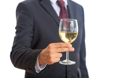 Beyaz şarap içme takım elbiseli adam