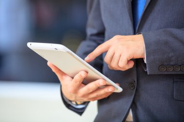 Notlar tutmak takım elbiseli adam